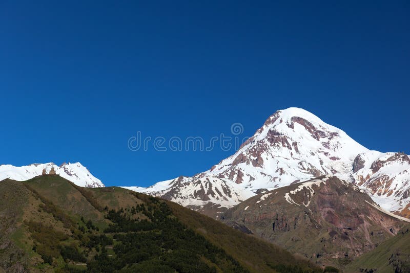 Église de trinité de Gergeti et support Kazbek. La Géorgie. image stock Église de trinité de Gergeti et support Kazbek. La Géorgie. image stock