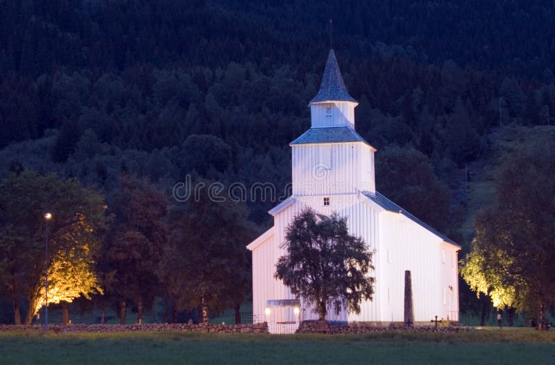 Église norvégienne la nuit photos libres de droits