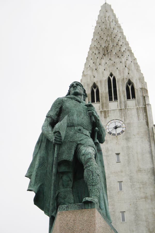 Église reykjavik avec la statue Leif Eriksson photo stock Église reykjavik avec la statue Leif Eriksson photo stock