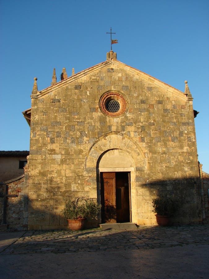 Église Romanic dans Monteriggioni photos stock Église Romanic dans Monteriggioni photos stock