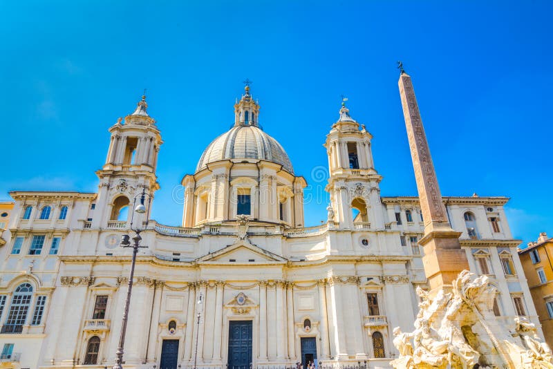 Église Sant Agnese dans Agone et la fontaine des quatre rivières, Piazza Navona, Rome, Italie, photos libres de droits Église Sant Agnese dans Agone et la fontaine des quatre rivières, Piazza Navona, Rome, Italie, photos libres de droits