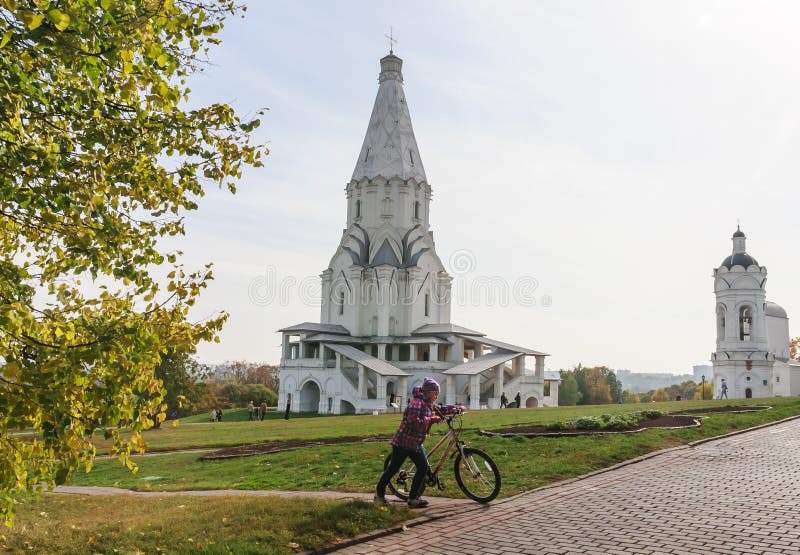 Église tour d'ascension et de St George de cloche Musée-réservation Kolomenskoye photographie stock Église tour d'ascension et de St George de cloche Musée-réservation Kolomenskoye photographie stock