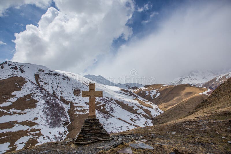 Église Trinity sainte de Gergeti, Kazbegi, la Géorgie photos libres de droits Église Trinity sainte de Gergeti, Kazbegi, la Géorgie photos libres de droits