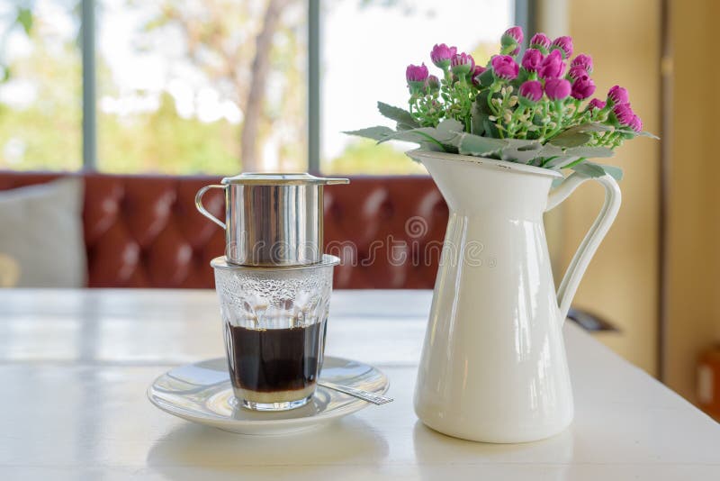 Égoutture de café dans le style vietnamien à un café photo stock Égoutture de café dans le style vietnamien à un café photo stock