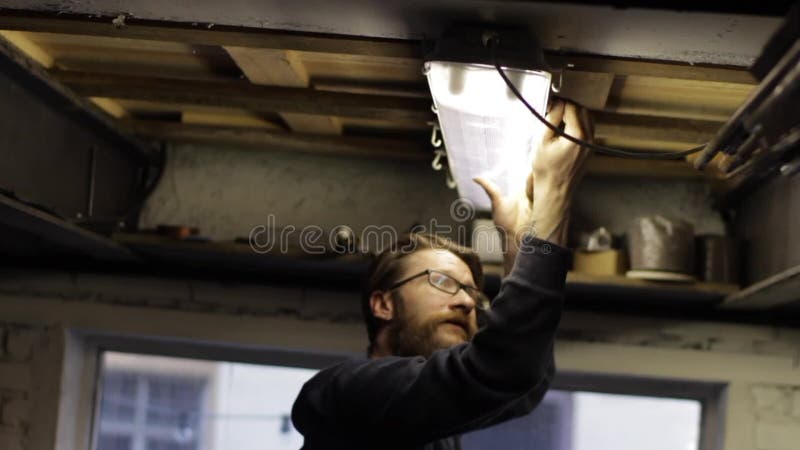 Électricien Fixant Le Néon Au Plafond