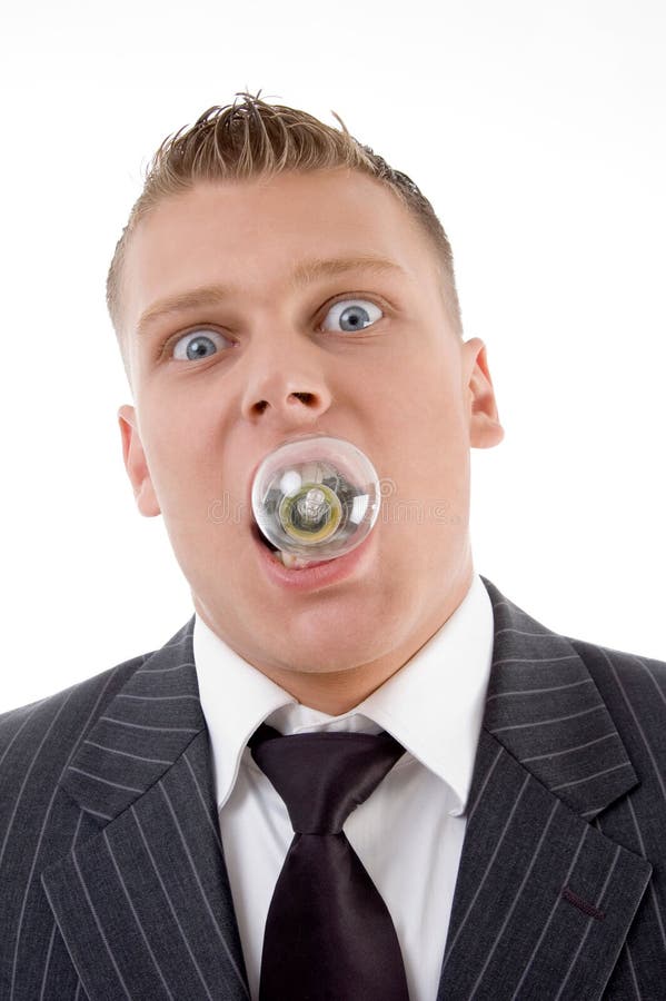 électrique caucasien d'ampoule ses jeunes de bouche de fixation images stock