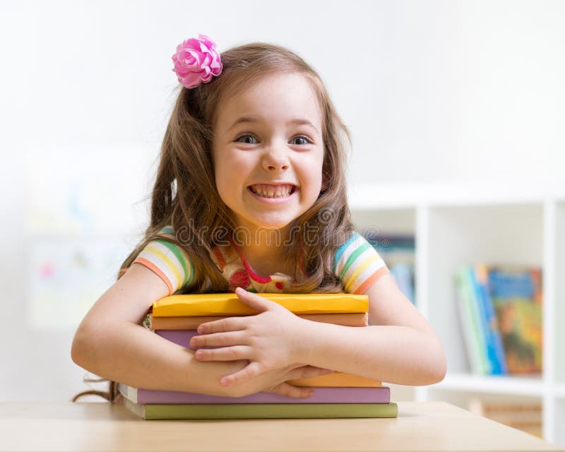 Élève du cours préparatoire mignon de fille d'enfant avec des livres images libres de droits Élève du cours préparatoire mignon de fille d'enfant avec des livres images libres de droits