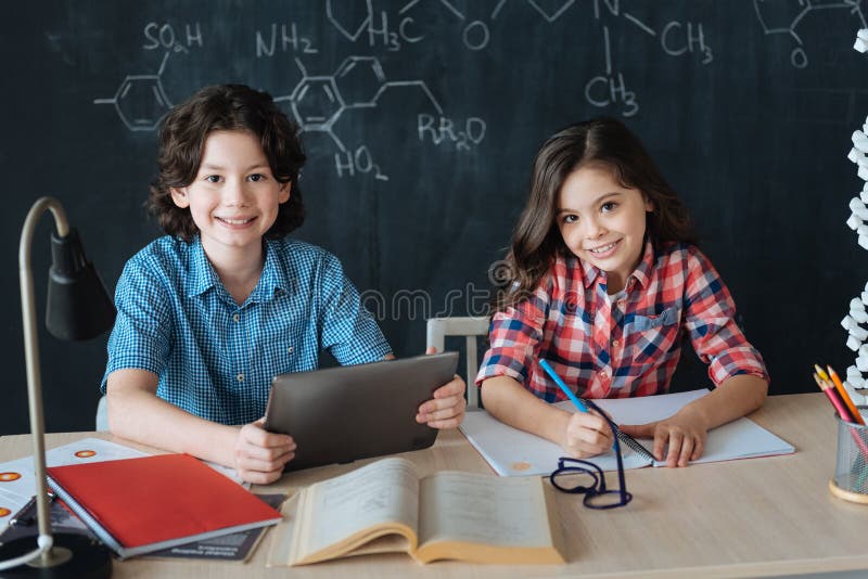 Élèves avec plaisir appréciant la leçon d'art à l'école photo libre de droits Élèves avec plaisir appréciant la leçon d'art à l'école photo libre de droits