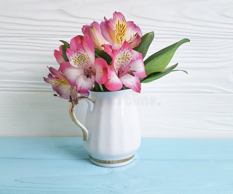 Élégance d'alstroemeria de feuille de ressort de fleur de vase saisonnière sur une disposition en bois photographie stock Élégance d'alstroemeria de feuille de ressort de fleur de vase saisonnière sur une disposition en bois photographie stock