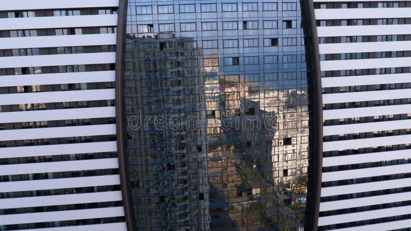 Élégant bâtiment à plusieurs étages moderne avec Windows et nombreux étages Reflet de la ville dans les fenêtres banque de vidéos