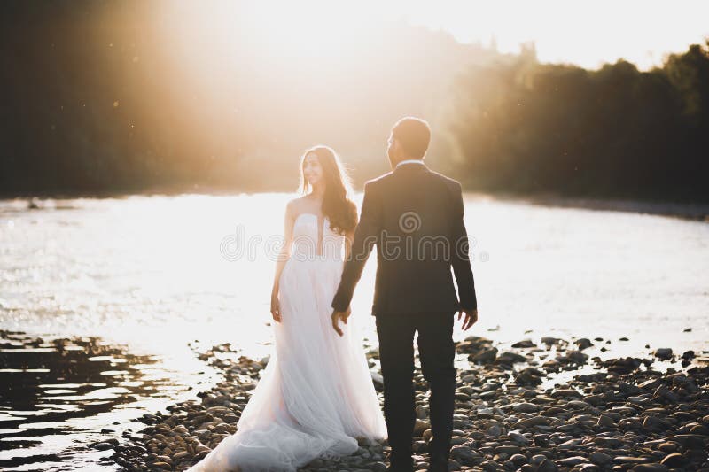 élégant joli marié blonde et beau marié sur le fond d'une belle rivière dans les montagnes images stock