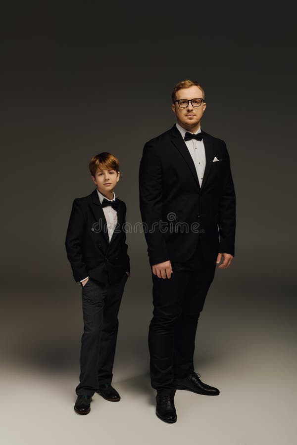 Élégant père et fils en tuxedos photos stock