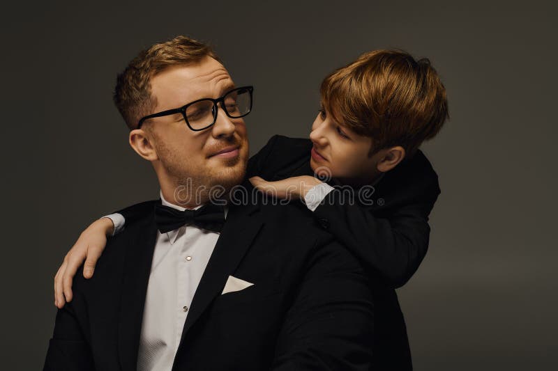 Élégant père et fils partagent un image stock