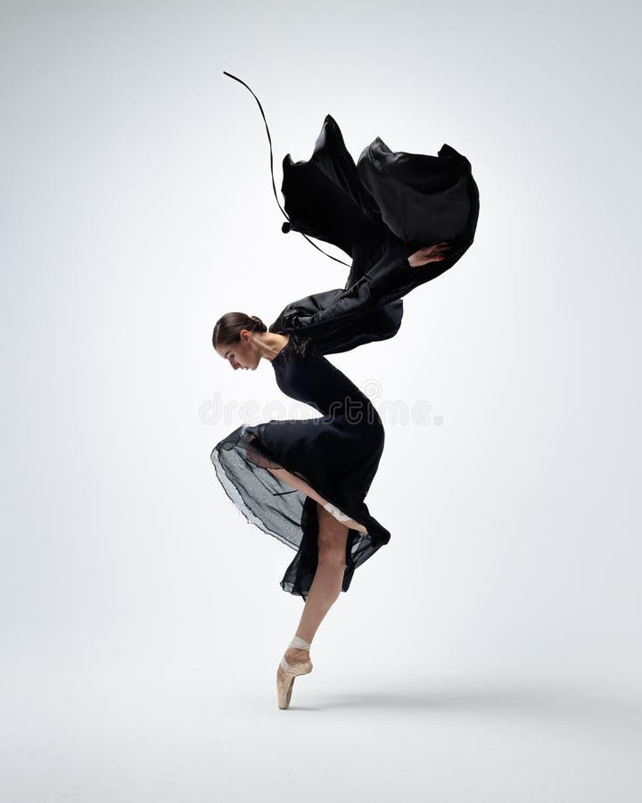 élégante ballerine. une jeune danseuse de ballet gracieuse vêtue de pointes et de chaussures fait preuve de ses compétences en dan