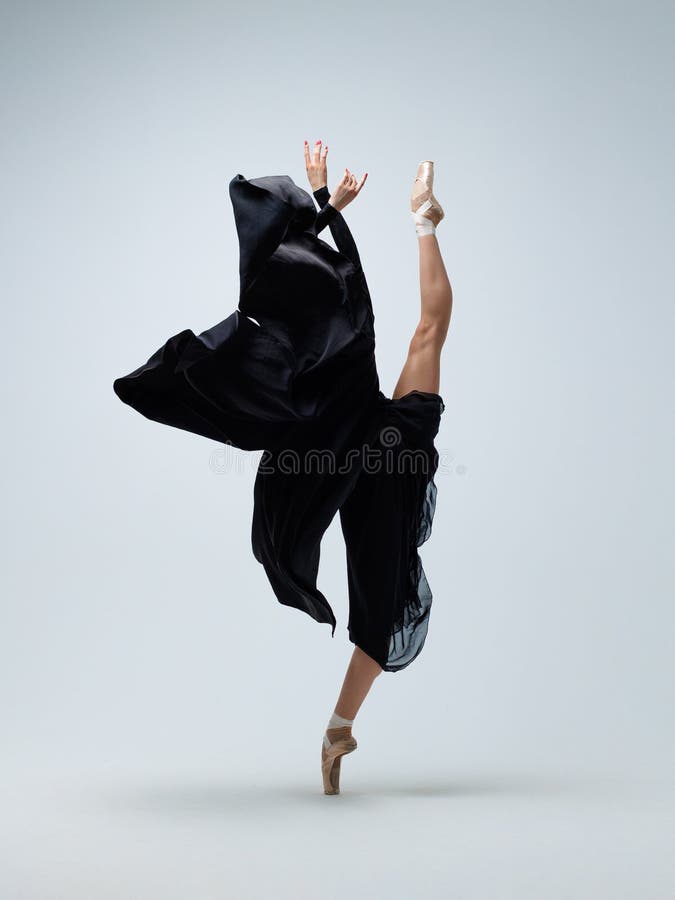 élégante ballerine. une jeune danseuse de ballet gracieuse vêtue de pointes et de chaussures fait preuve de ses compétences en dan