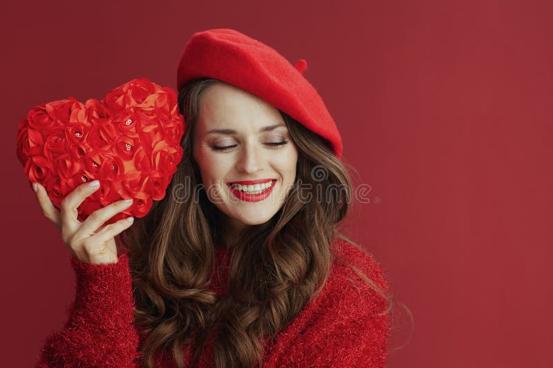 élégante femme de 40 ans souriante en chandail rouge et béret photo stock