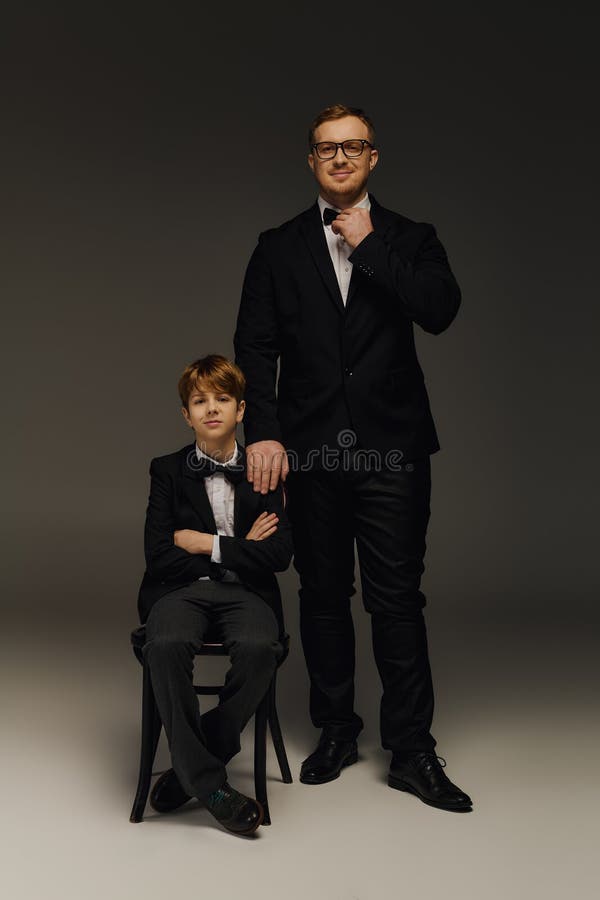Élégante vitrine de duo père et fils images stock