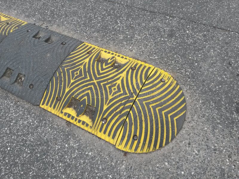 Éléments de sécurité d'asphalte de trottoir photographie stock libre de droits Éléments de sécurité d'asphalte de trottoir photographie stock libre de droits
