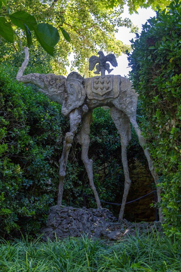 Éléphant dans le jardin du gala image libre de droits Éléphant dans le jardin du gala image libre de droits