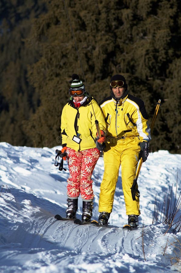 Élévation de skieurs de famille de Yong sur le levage de ski image stock Élévation de skieurs de famille de Yong sur le levage de ski image stock
