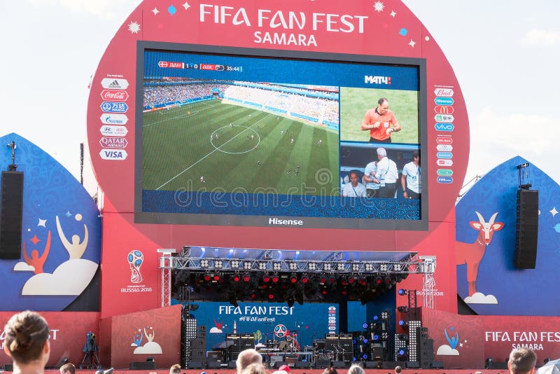 Émission de la Danemark-Australie de match sur l'écran dans la zone de fan de la coupe du monde 2018 image libre de droits Émission de la Danemark-Australie de match sur l'écran dans la zone de fan de la coupe du monde 2018 image libre de droits