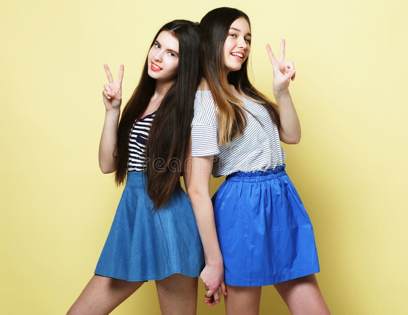Émotions, les gens, ados et concept d'amitié - jeune adolescent deux photographie stock libre de droits Émotions, les gens, ados et concept d'amitié - jeune adolescent deux photographie stock libre de droits
