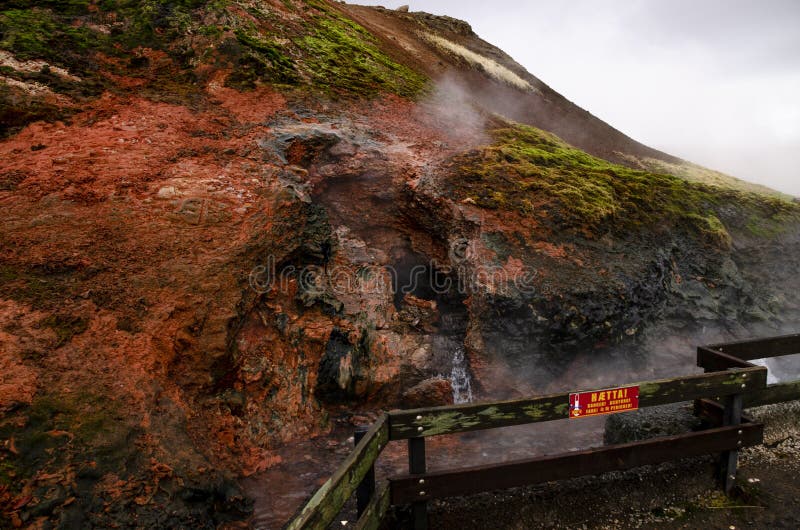 Énergie géothermique propre échappée par les geysers des entrailles de la terre image stock Énergie géothermique propre échappée par les geysers des entrailles de la terre image stock