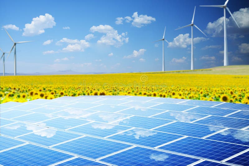 Énergie viable des turbines de vent et des panneaux solaires dans le paysage rural avec le gisement de tournesol photos libres de droits Énergie viable des turbines de vent et des panneaux solaires dans le paysage rural avec le gisement de tournesol photos libres de droits