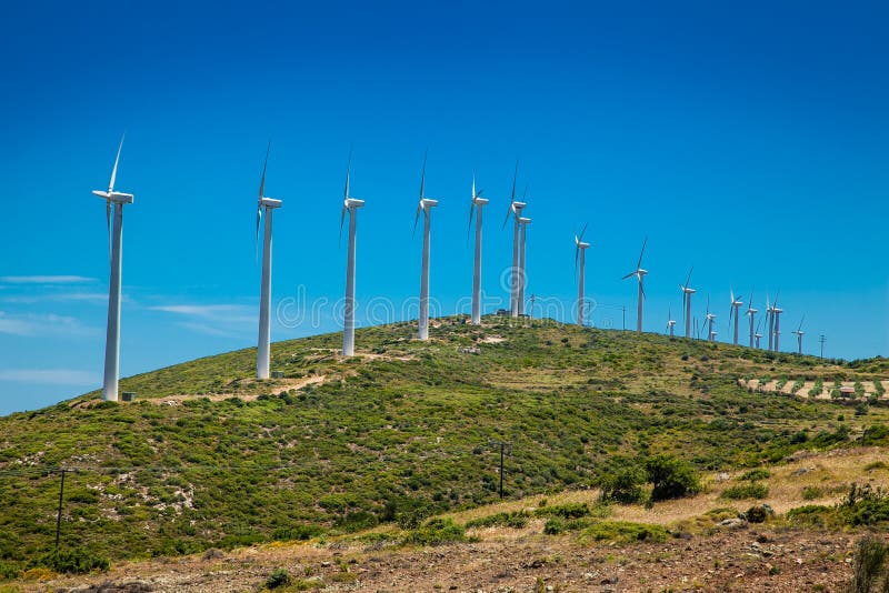 éoliennes à terre sur la côte sud de la grèce photos libres de droits