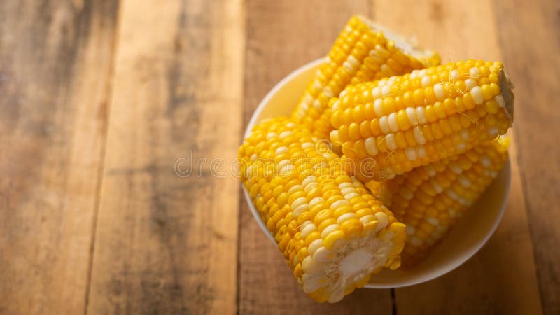 ?pi de ma?s bouilli dans un plat avec du beurre, sur une texture en bois, nourriture faite maison d?licieuse, pour un pique-nique photo stock ?pi de ma?s bouilli dans un plat avec du beurre, sur une texture en bois, nourriture faite maison d?licieuse, pour un pique-nique photo stock