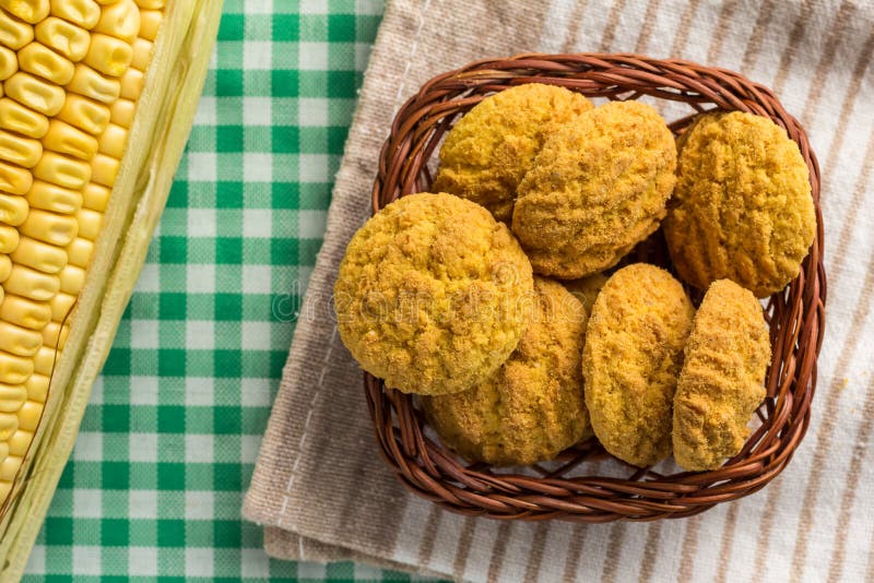 Épi jaune délicieux de biscuit et de maïs Nourriture douce de Festa Junina image libre de droits Épi jaune délicieux de biscuit et de maïs Nourriture douce de Festa Junina image libre de droits
