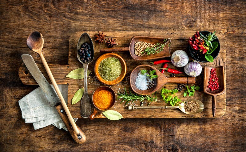 Épices colorées sur la table en bois photo stock Épices colorées sur la table en bois photo stock
