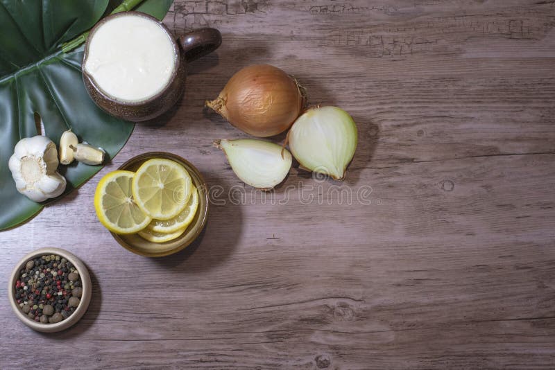 Épices d'ail de yaourt d'oignon de tranches de citron d'ingrédients de nourriture sur une table en bois avec un espace dans la dr photo libre de droits Épices d'ail de yaourt d'oignon de tranches de citron d'ingrédients de nourriture sur une table en bois avec un espace dans la dr photo libre de droits