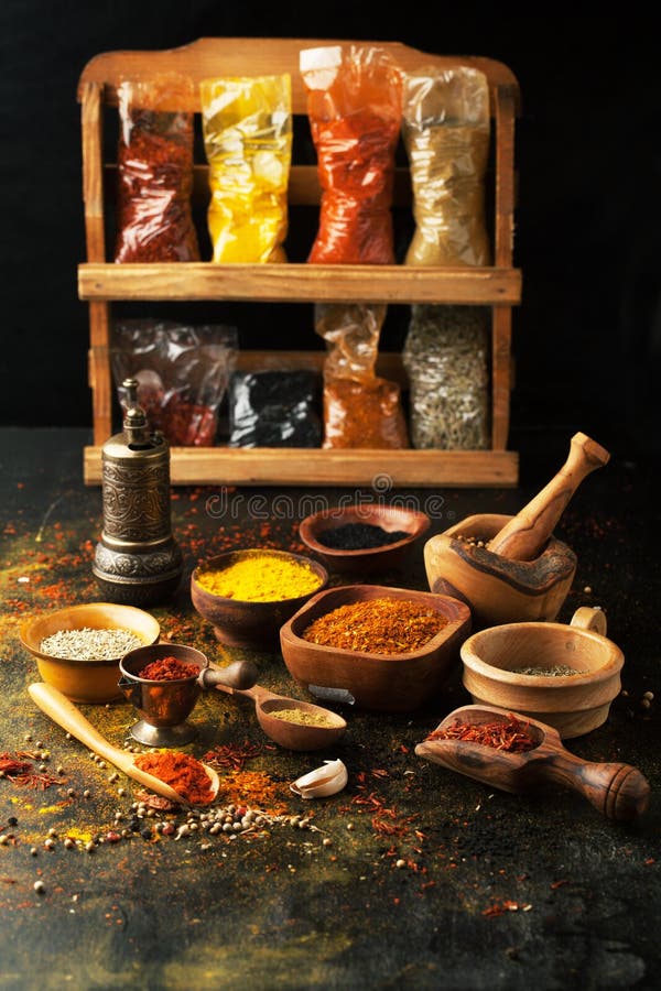 Épices, herbes et condiments sur une table dans une cuillère photos stock Épices, herbes et condiments sur une table dans une cuillère photos stock