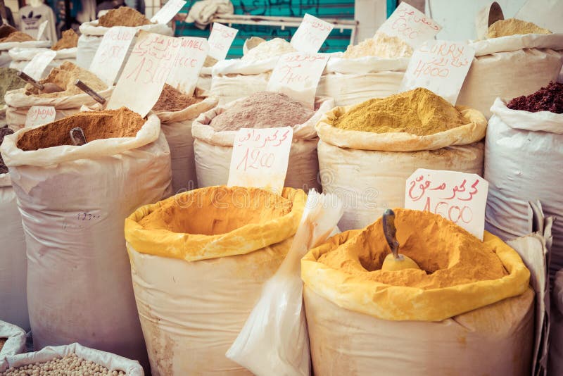 Épices sur le marché en plein air traditionnel tounisia du nord de sousse de medina de l'Afrique Ville médiévale tunisia photographie stock Épices sur le marché en plein air traditionnel tounisia du nord de sousse de medina de l'Afrique Ville médiévale tunisia photographie stock