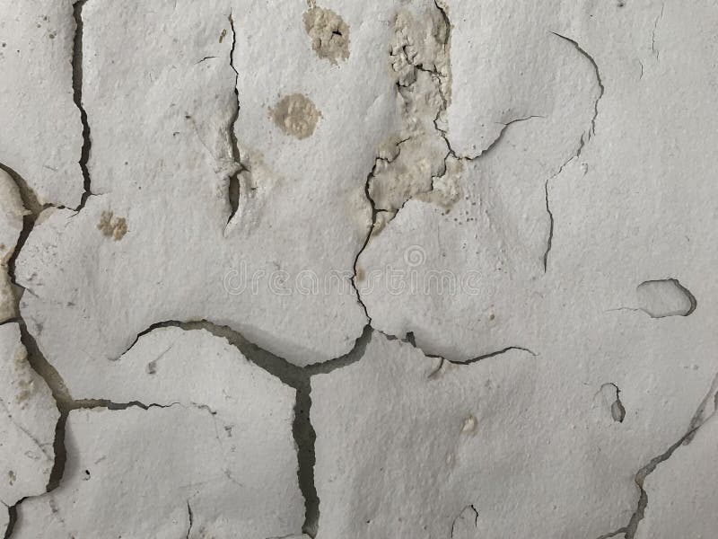 Épluchage peint comme le visage humain sur le fond de mur images libres de droits Épluchage peint comme le visage humain sur le fond de mur images libres de droits
