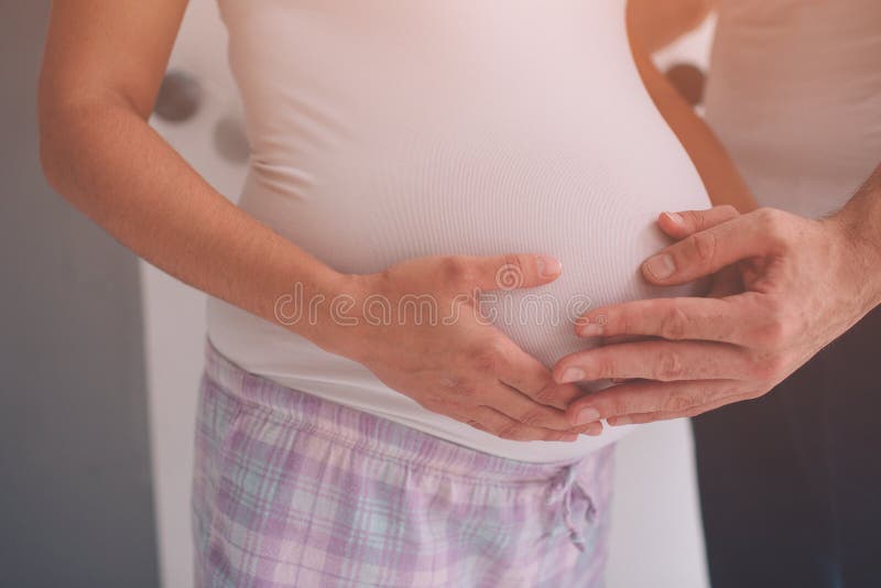 Épouse enceinte avec le mari Ventre émouvant d'homme de femme enceinte Grossesse de attente de couples de famille photos libres de droits Épouse enceinte avec le mari Ventre émouvant d'homme de femme enceinte Grossesse de attente de couples de famille photos libres de droits