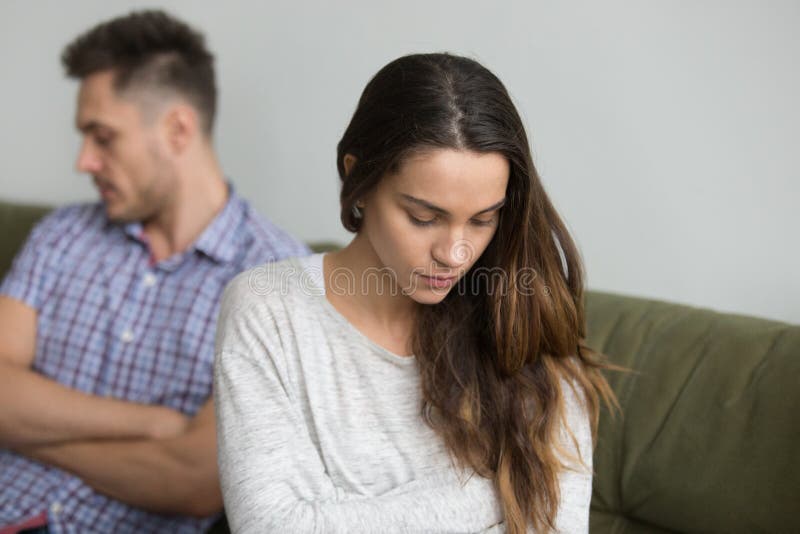 Épouse intéressée étant triste au sujet des problèmes de famille images stock Épouse intéressée étant triste au sujet des problèmes de famille images stock