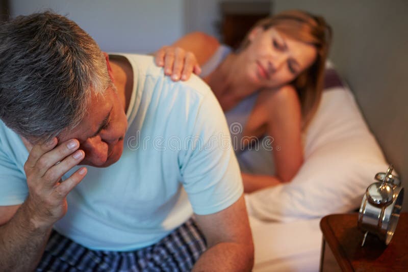 Épouse soulageant le mari souffrant avec l'insomnie
