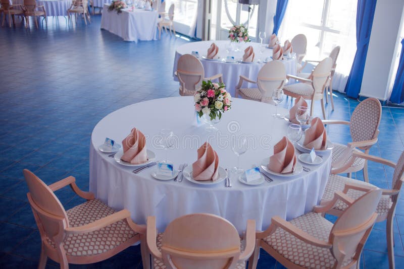 Épouser le banquet, petit restaurant dans un style maritime, tables rondes photo stock Épouser le banquet, petit restaurant dans un style maritime, tables rondes photo stock