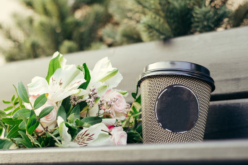 Épouser le bouquet des fleurs avec une tasse image stock Épouser le bouquet des fleurs avec une tasse image stock