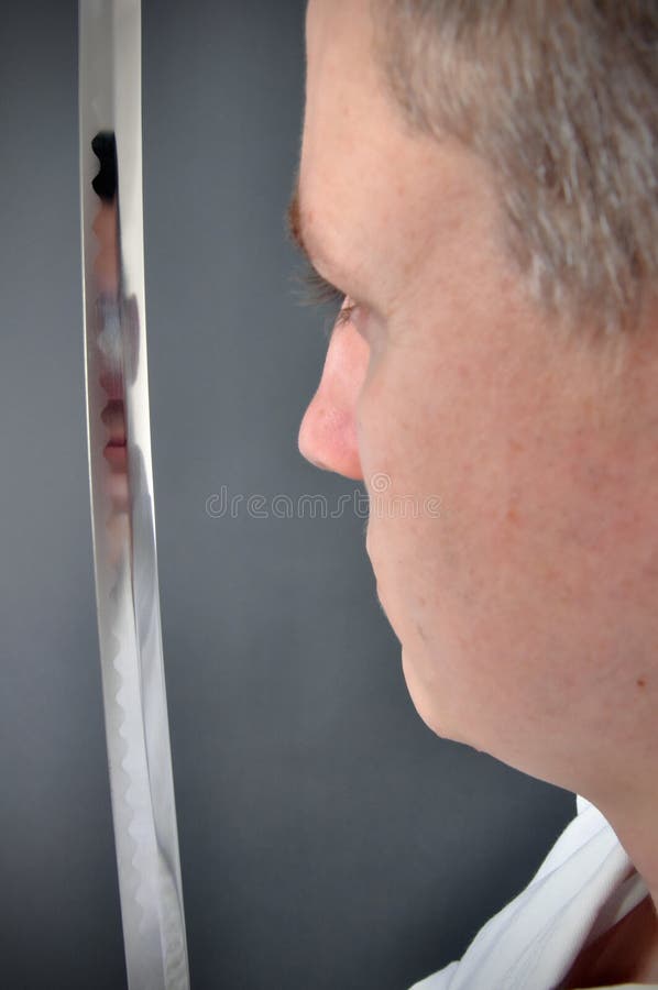 Épée. Homme avec l'épée japonaise bordée simple