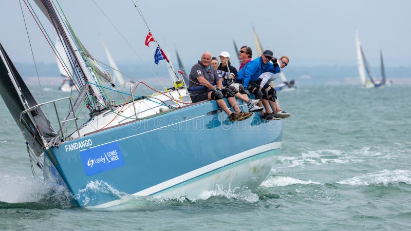 Équipage à bord d'un yacht emballant dans le Solent photo stock Équipage à bord d'un yacht emballant dans le Solent photo stock