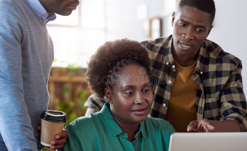 Équipe africaine d'affaires au travail dans un bureau moderne photographie stock Équipe africaine d'affaires au travail dans un bureau moderne photographie stock