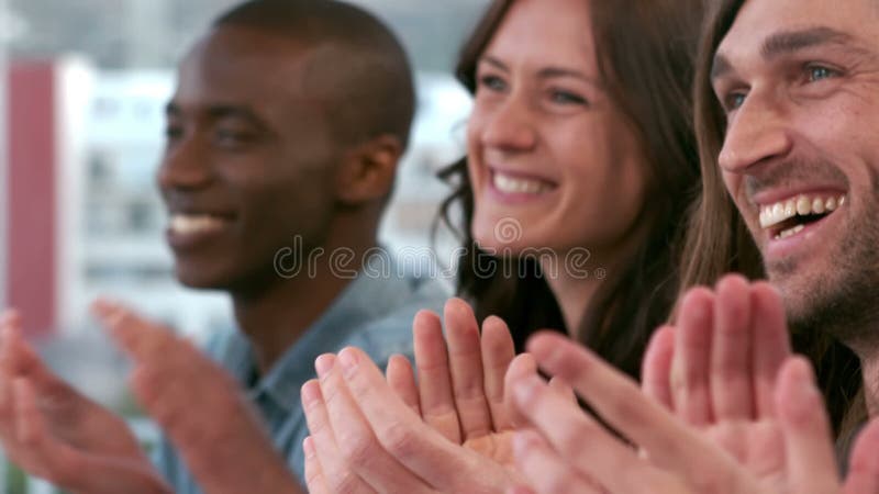 Équipe créative d'affaires donnant leurs applaudissements