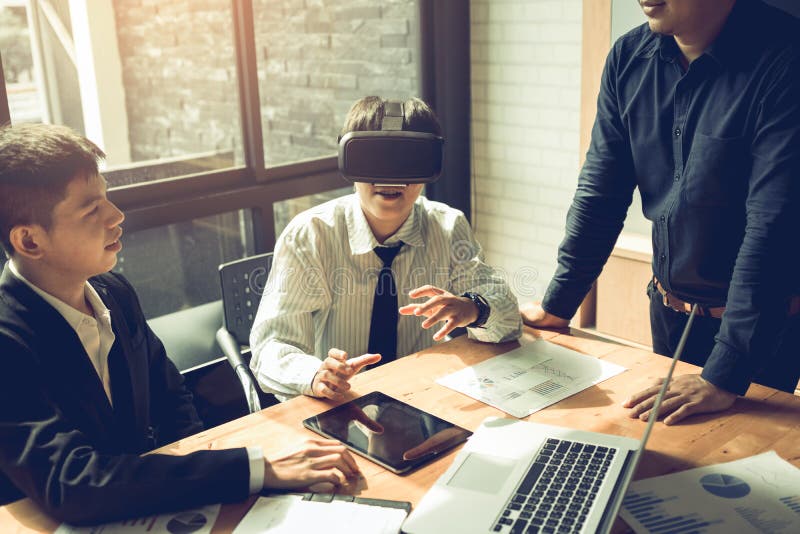 Équipe d'affaires avec des casques de réalité virtuelle dans le bureau images libres de droits Équipe d'affaires avec des casques de réalité virtuelle dans le bureau images libres de droits