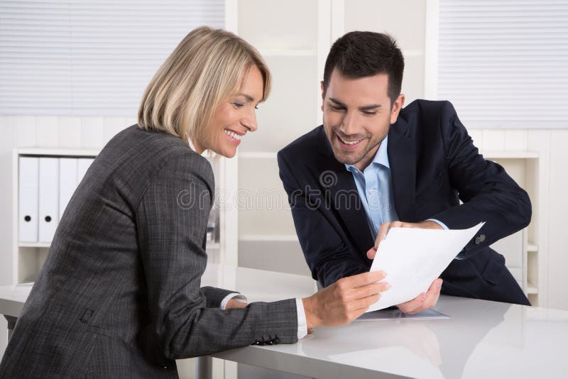Équipe d'affaires ou costume et client réussis lors d'une réunion image stock