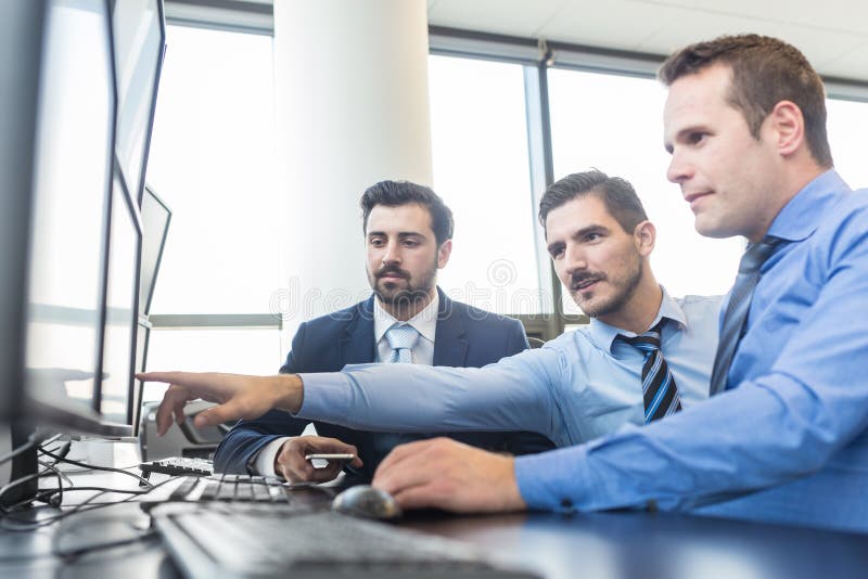 Équipe d'affaires travaillant dans l'entreprise image libre de droits Équipe d'affaires travaillant dans l'entreprise image libre de droits