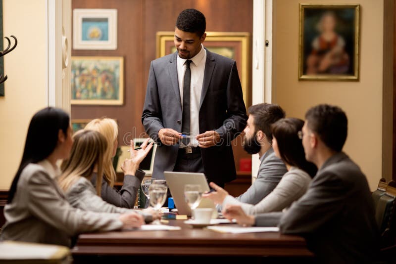 Équipe d'avocat ou d'homme d'affaires réussi lors d'une réunion dans photos libres de droits Équipe d'avocat ou d'homme d'affaires réussi lors d'une réunion dans photos libres de droits