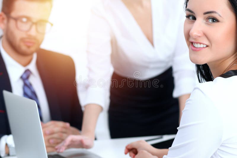 Équipe d'hommes d'affaires à se réunir dans le bureau Foyer à la femme d'affaires se dirigeant dans l'ordinateur portable Travail photo stock Équipe d'hommes d'affaires à se réunir dans le bureau Foyer à la femme d'affaires se dirigeant dans l'ordinateur portable Travail photo stock